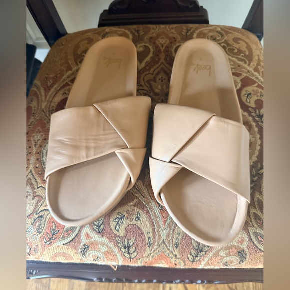 Beek Tori Slide Sandal.soft leather-wrapped memory foam footbed for comfort 9 - Picture 1 of 14